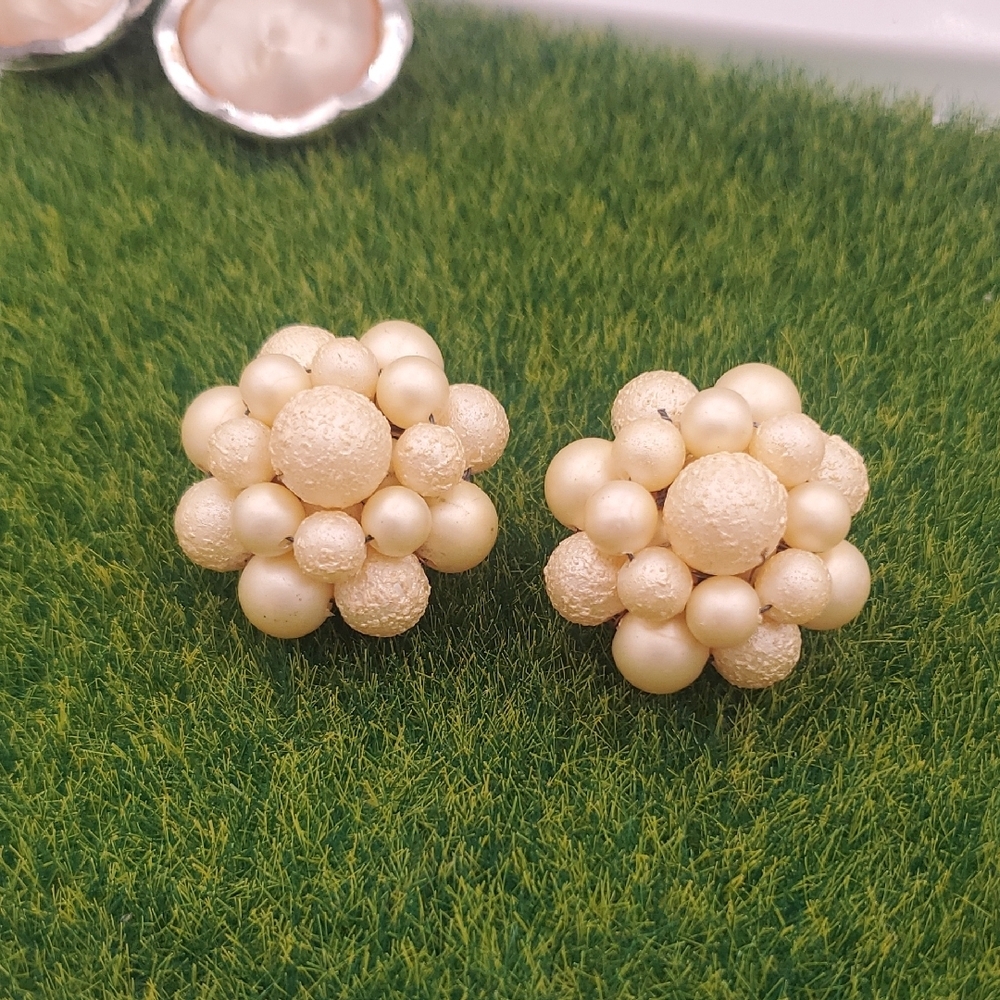 Japan Clip On Elegant Faux Popcorn Pearl Cluster Earrings E922